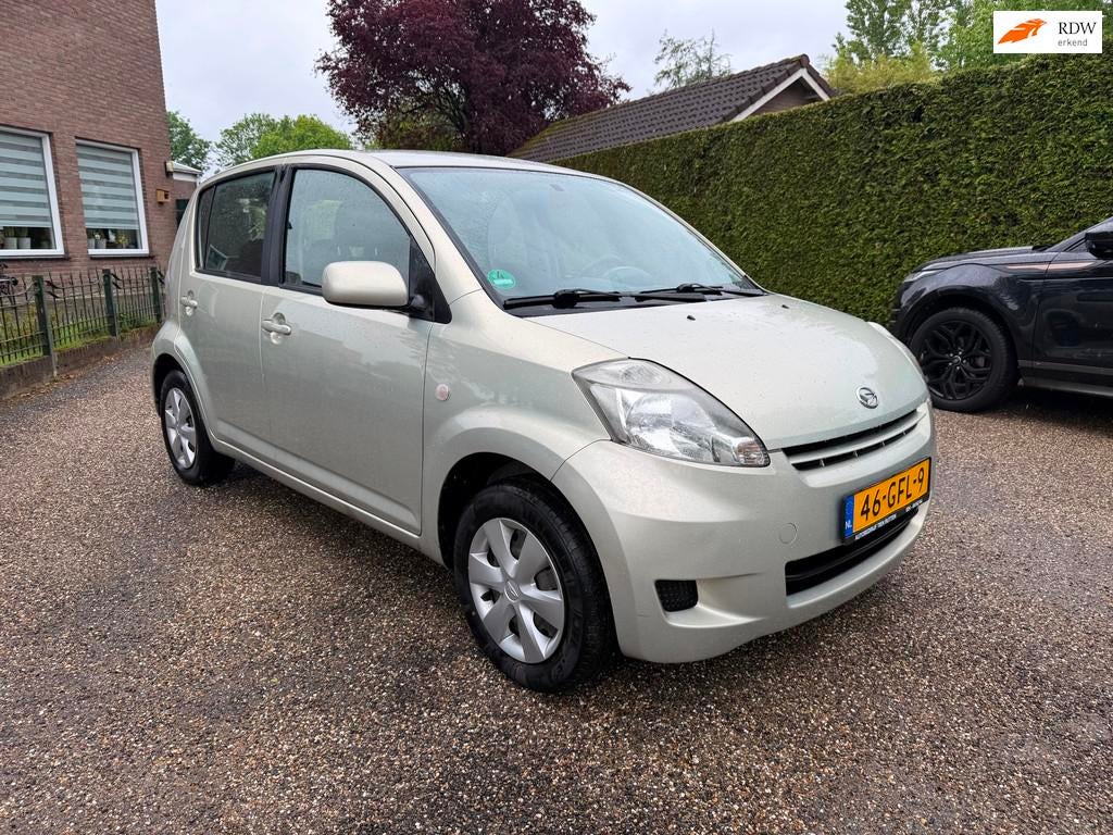 Daihatsu Sirion 2 1.0-12V Premium, Auto's, Daihatsu, Voorwielaandrijving, Gebruikt, Beige, Bedrijf