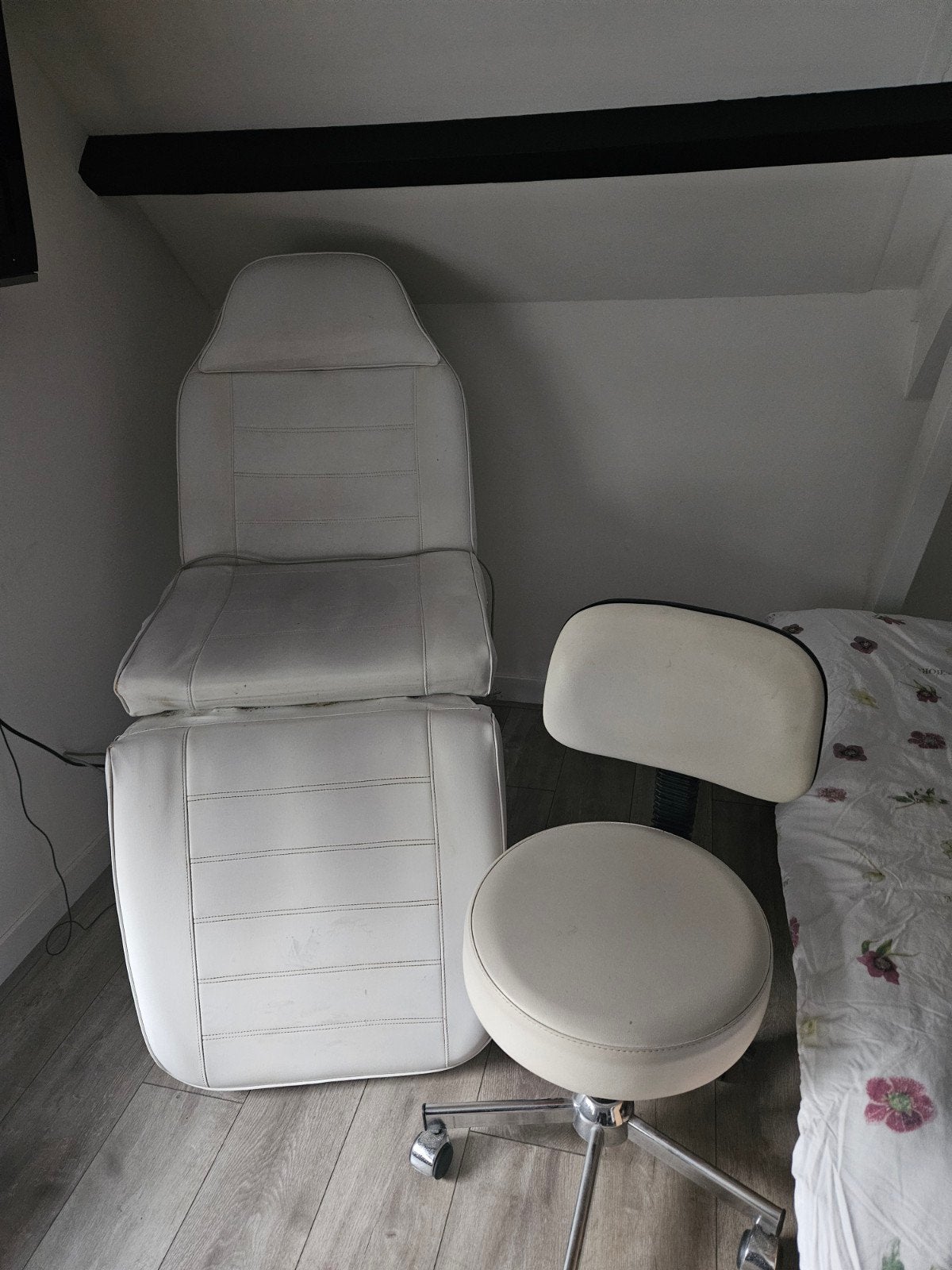 Witte behandelstoel met krukje, Ophalen, Kunststof, Gebruikt, Twee