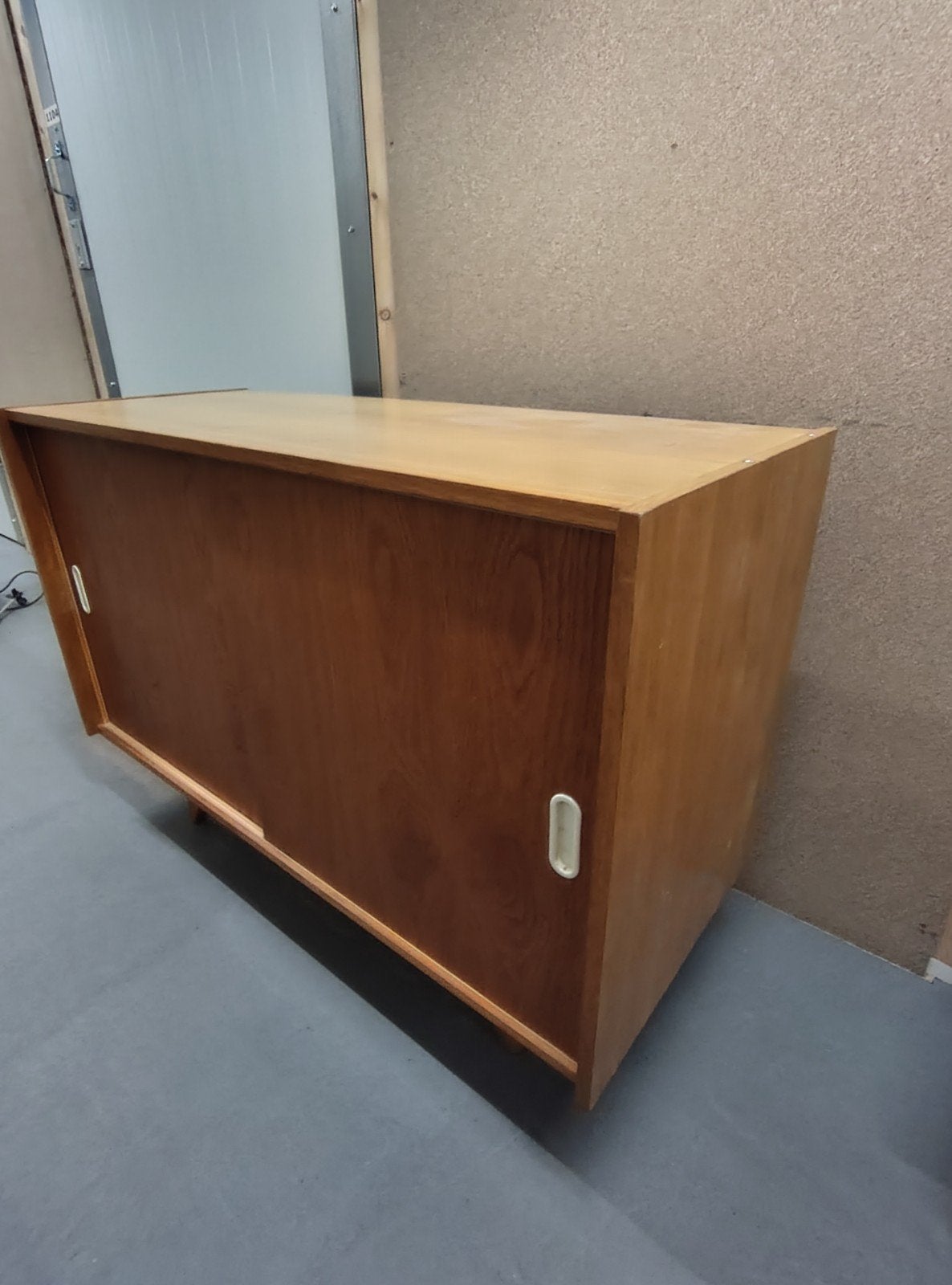 Vintage Interier Praha dressoir met schuifdeuren, Ophalen, Gebruikt