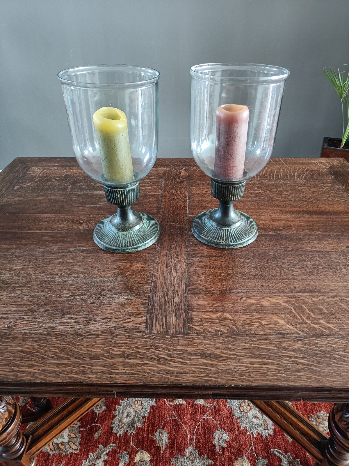 Set van 2 glazen windlichten met metalen voet, Windlicht, Gebruikt, Ophalen of Verzenden, Glas