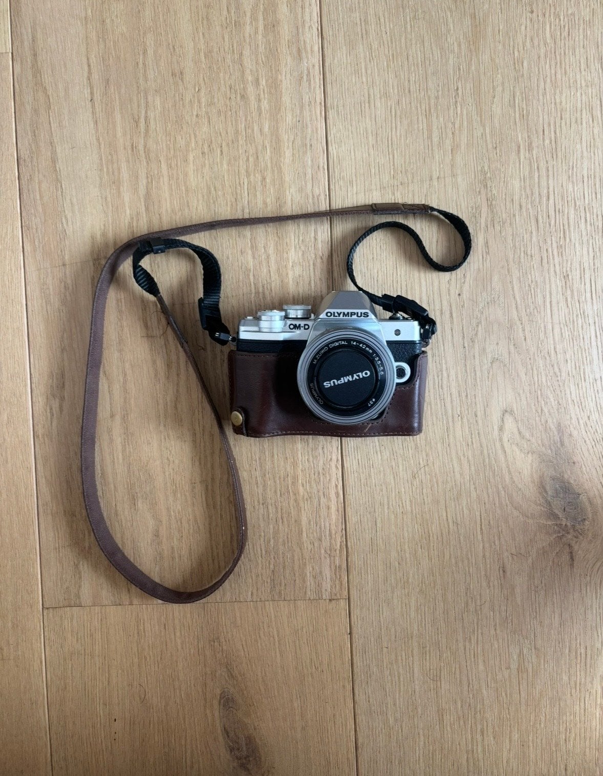 Olympus OM-D E-M10 Mark III met Sigma 30mm lens, Audio, Tv en Foto, Oplader, Ophalen of Verzenden, Zo goed als nieuw, Olympus