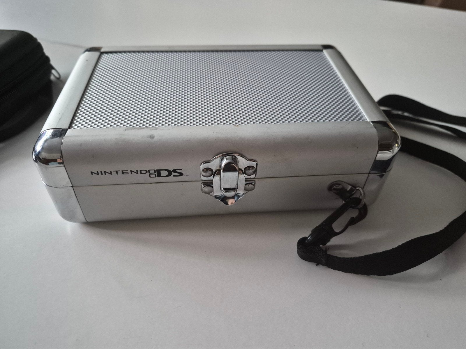 Nintendo ds met een opbergkoffer, originele oplader, houder, Spelcomputers en Games, Online, Gebruikt, 1 speler, Vanaf 3 jaar