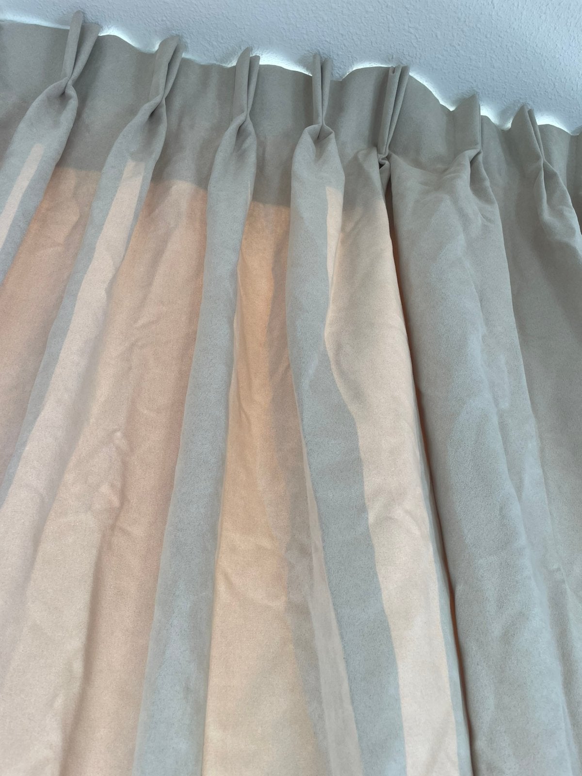 Mooie gordijnen beige crème suede 215 cm hoog te koop!, Ophalen of Verzenden, Zo goed als nieuw, Gordijn, Met haken