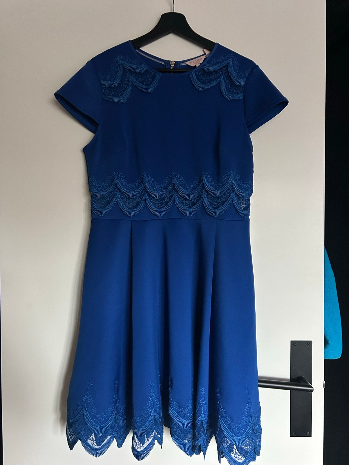 Ted Baker Kobaltblauwe Jurk met Kanten Details, Kleding | Dames, Blauw, Maat 42/44 (L), Ophalen of Verzenden, Zo goed als nieuw