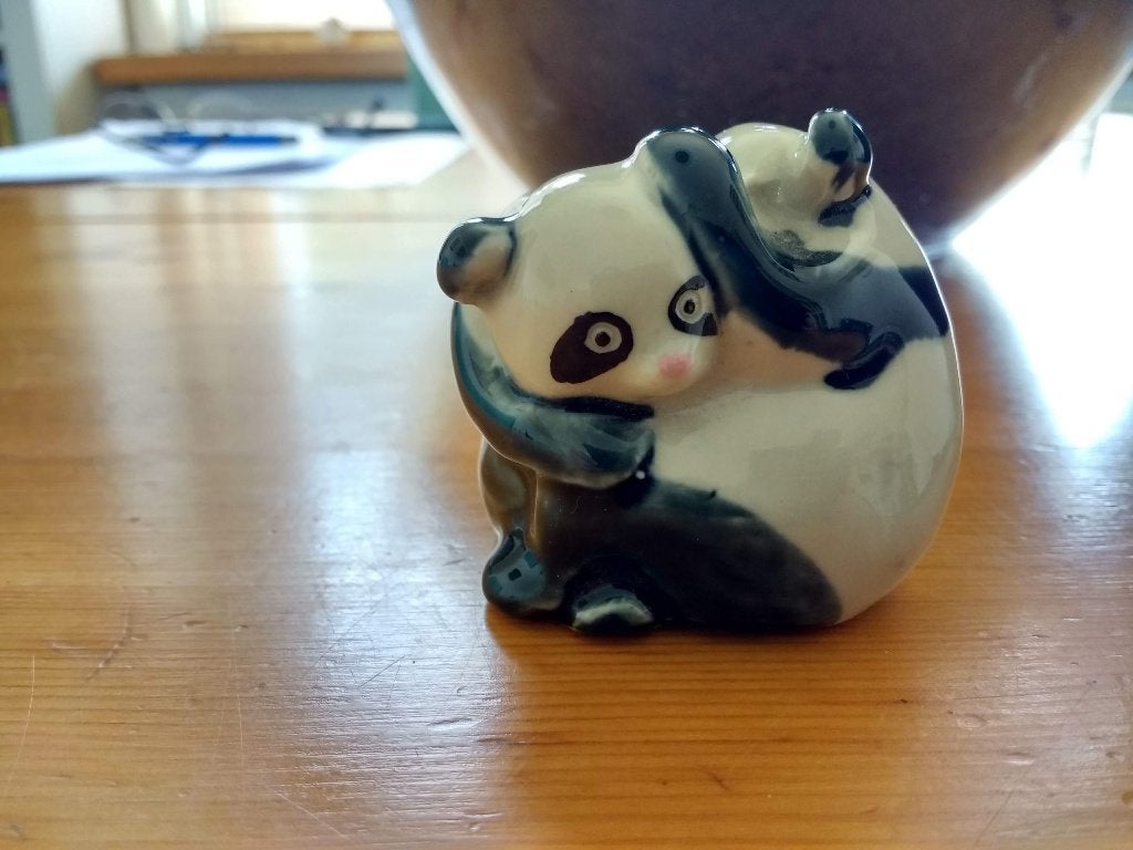 Beeldje 2 panda's pandaberen die spelen aardewerk, Ophalen of Verzenden, Zo goed als nieuw, Dier