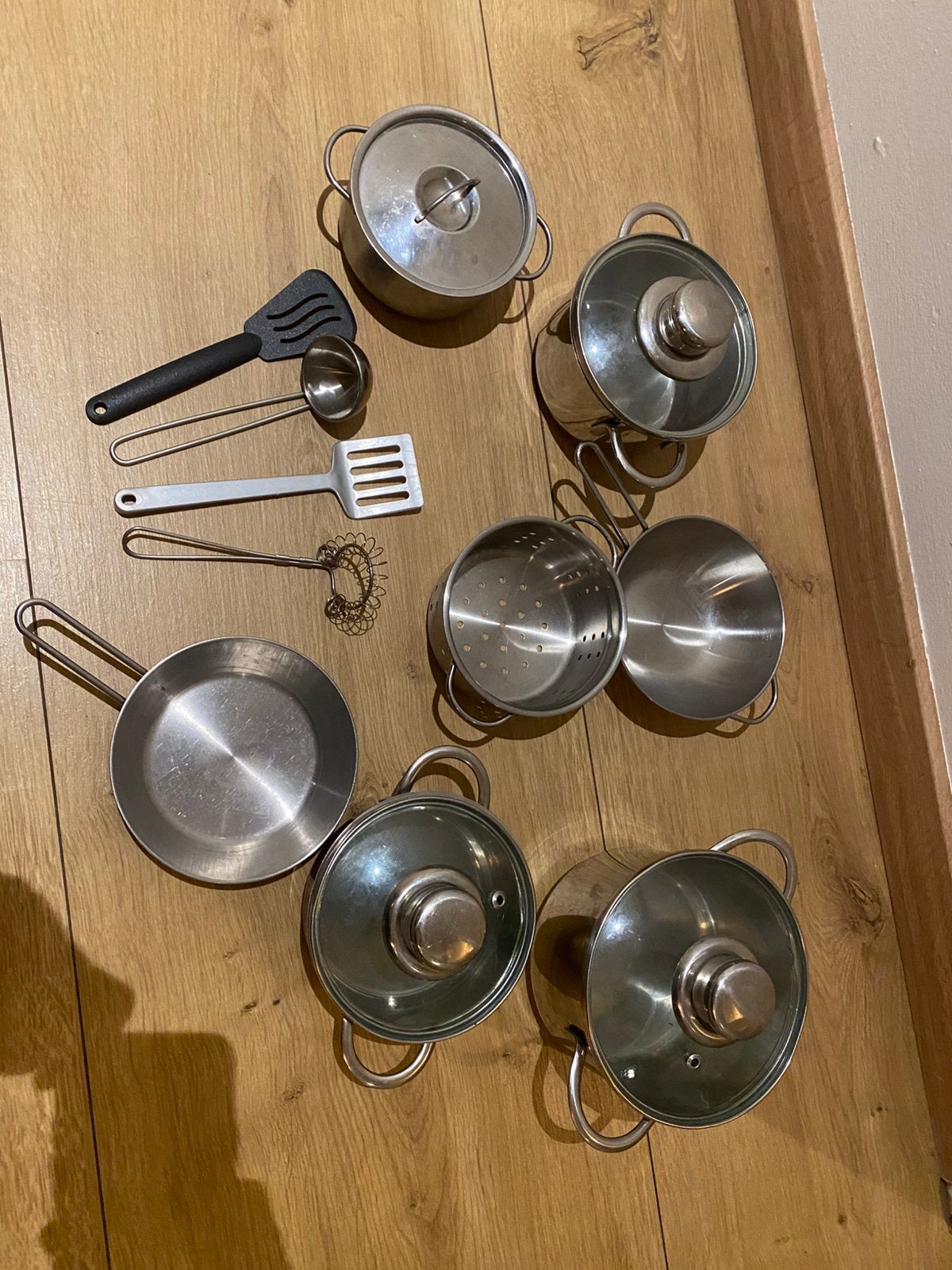 Speelgoed set 4 pannen 2 steelpannen vergiet en accesoires, Kinderen en Baby's, Ophalen of Verzenden, Zo goed als nieuw, Overige materialen
