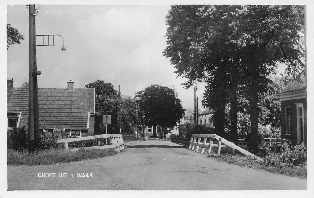 't Waar - Dorpsgezicht bij brug (type fotokaart) 1961, Ophalen of Verzenden, 1960 tot 1980, Ongelopen, Groningen