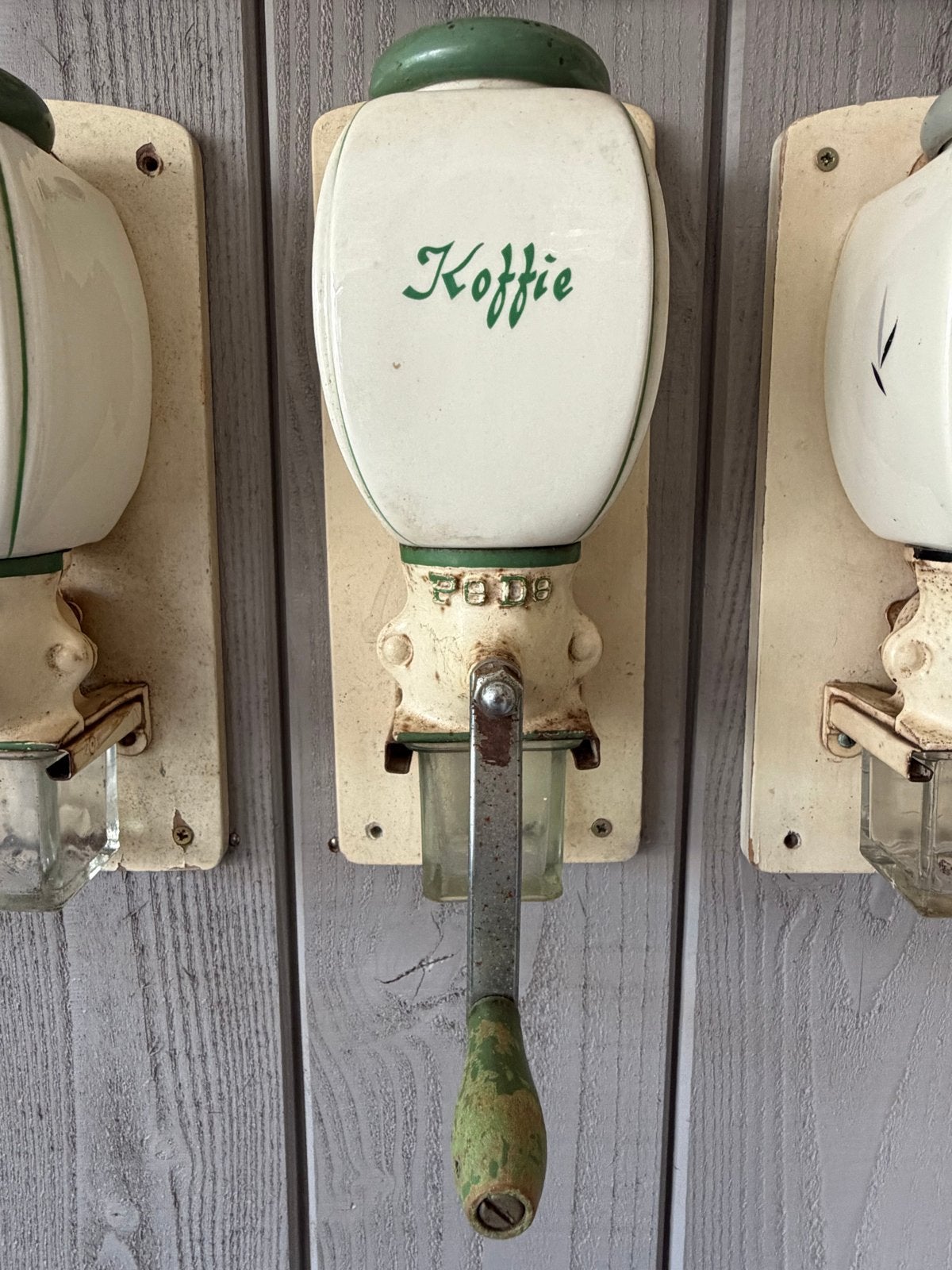 Antieke Pede Koffiemolen - Wit met Groen Opschrift, Ophalen of Verzenden