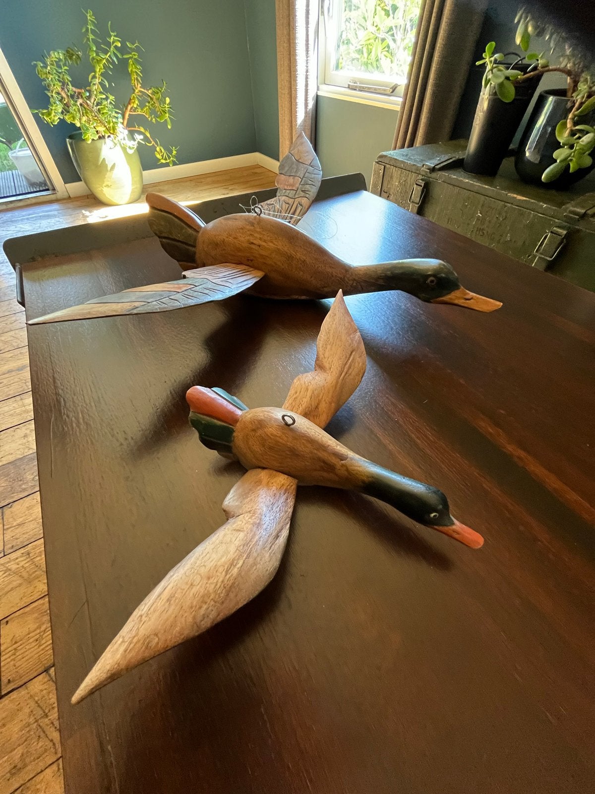 Set van 2 handgesneden houten vliegende eenden, Ophalen of Verzenden, Wanddecoratie, 20 - 50 cm, Hout