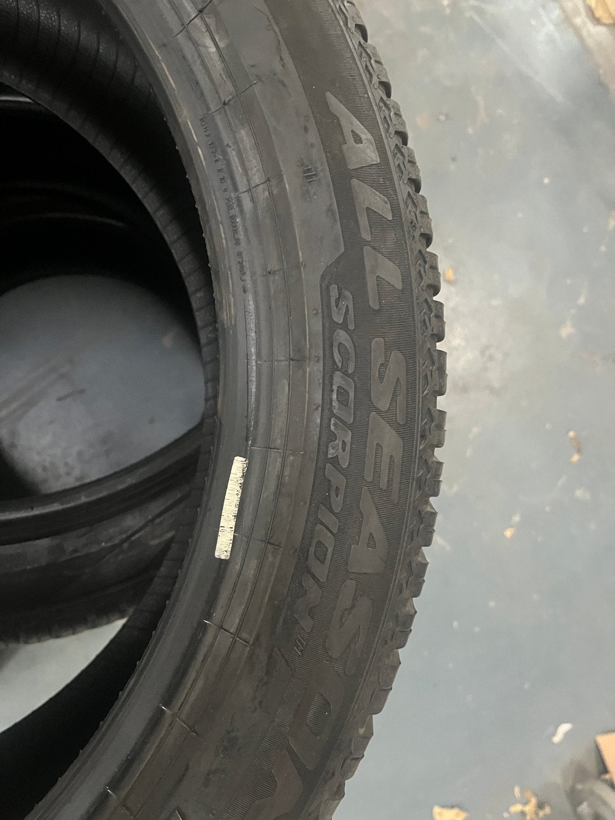 Pirelli Scorpion All Season banden 255/45 R20, Ophalen