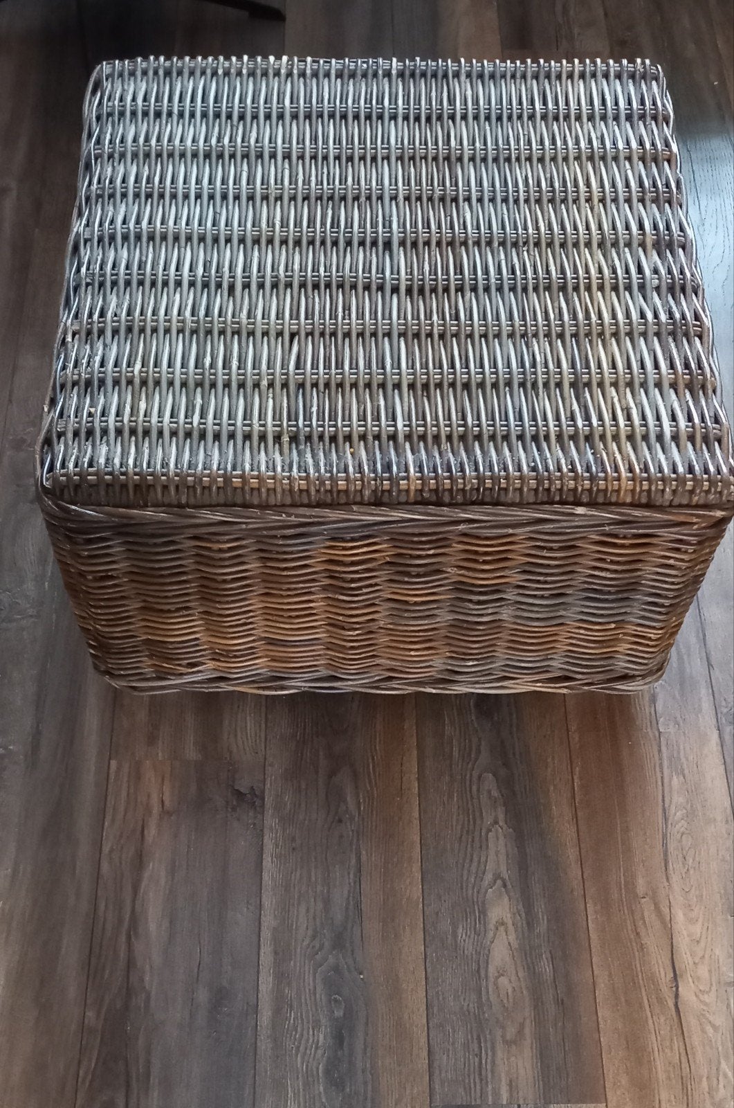 Vierkant rieten salontafel met  tegel., Huis en Inrichting, Tafels | Salontafels, Ophalen, Gebruikt, 50 tot 100 cm, Vierkant