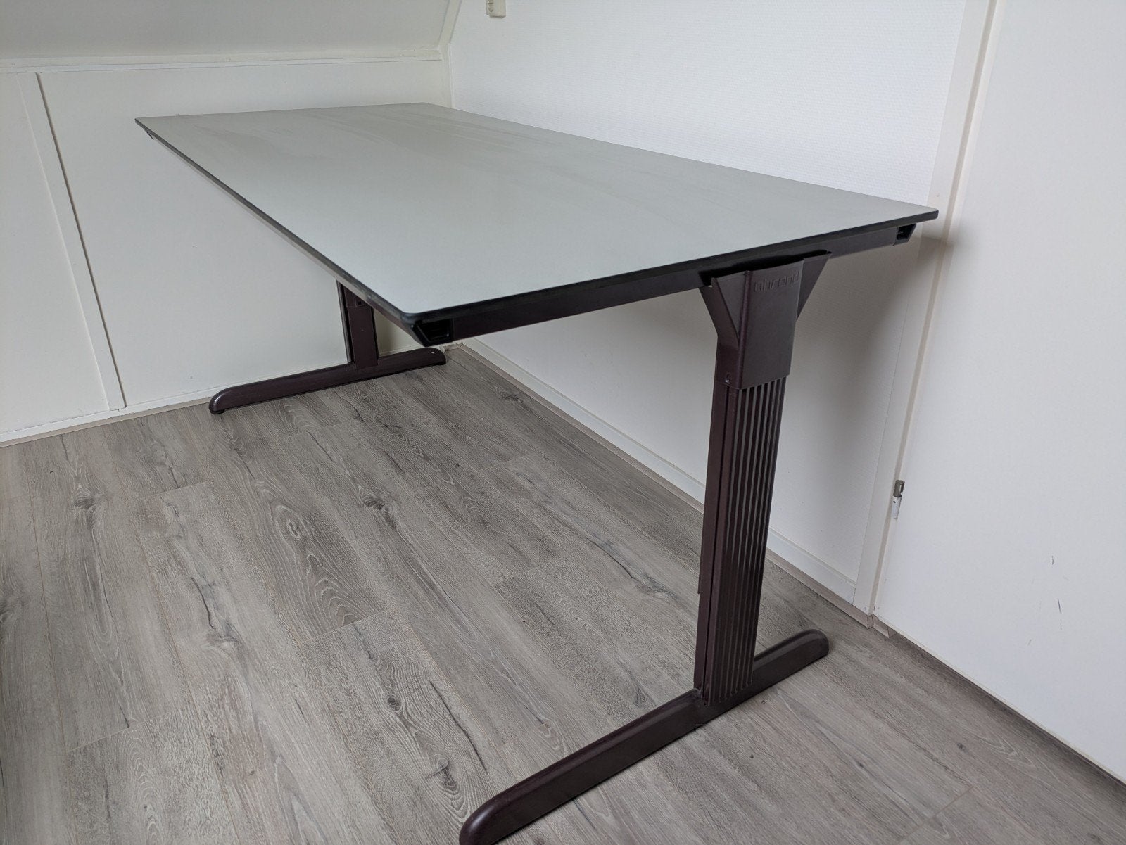 Ahrend 500 Bureau (180x80 cm) | In Hoogte Verstelbaar, Huis en Inrichting, Ophalen, Gebruikt, In hoogte verstelbaar, Grijs