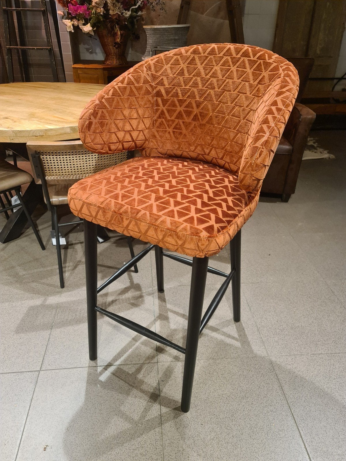 Nieuwe Richmond Indigo barstoel Triangle Gold velvet €220p/s, Ophalen, Hout, Met voetsteun, .