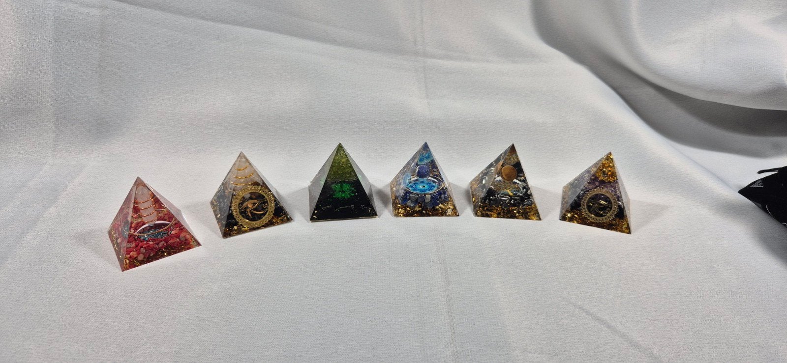 Orgonite Piramide met Edelstenen en Koper, Ophalen, Gebruikt