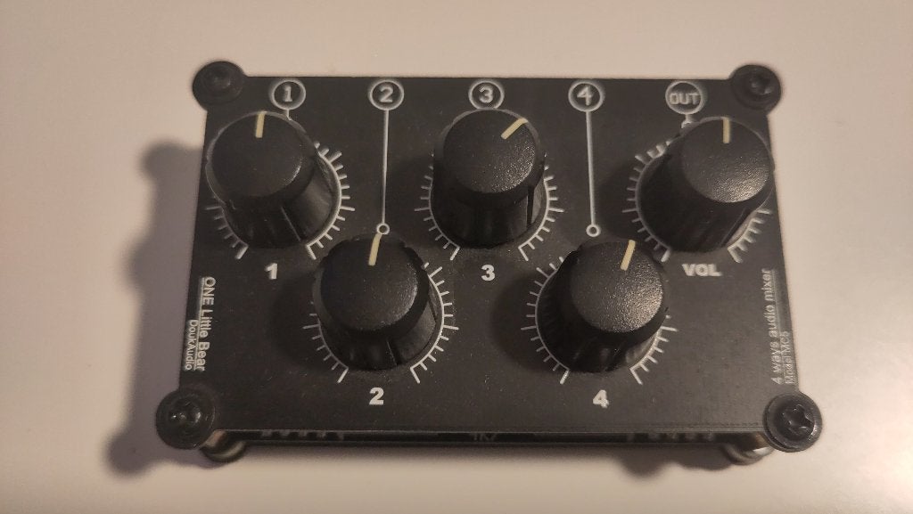ONE Little Bear 4-kanaals audio mixer, Muziek en Instrumenten, Verzenden, Zo goed als nieuw, Minder dan 5 kanalen, Microfooningang