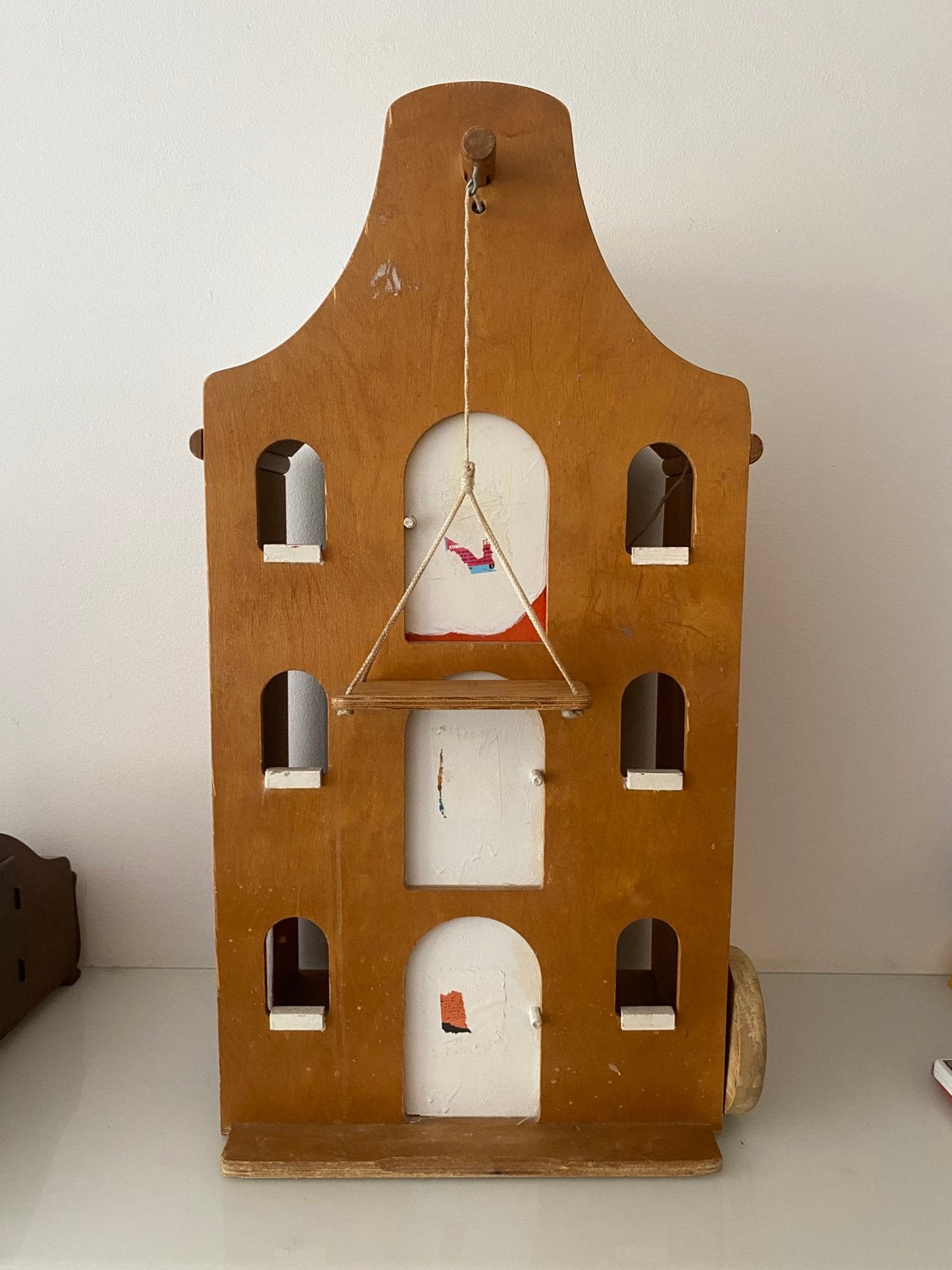Houten grachtenpand - poppenhuis met hijsfunctie, Ophalen, Gebruikt, Poppenhuis