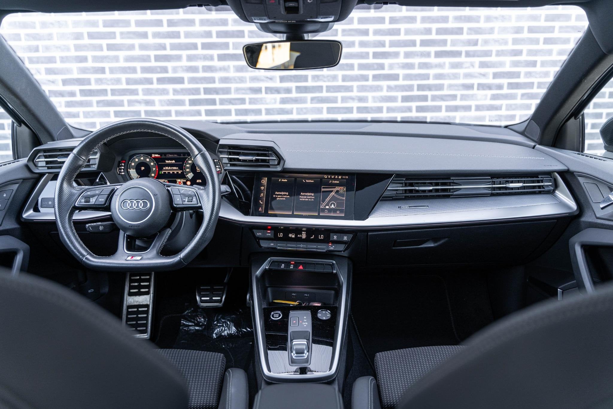 Audi A3 Limousine 30 TFSI S-Tronic S edition | Panoramadak |, Gebruikt, Leder en Stof, Origineel Nederlands, Bedrijf