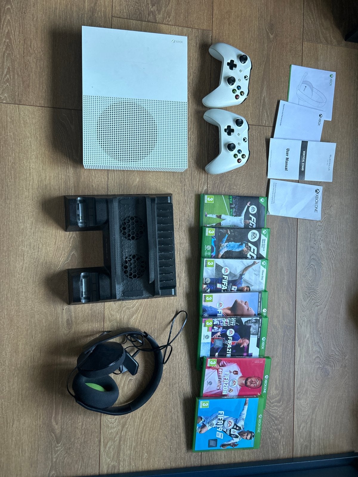 Xbox One S Bundel: Console, 2 Controllers, Games & Accessoir, Ophalen, Gebruikt, 2 spelers, Eén computer