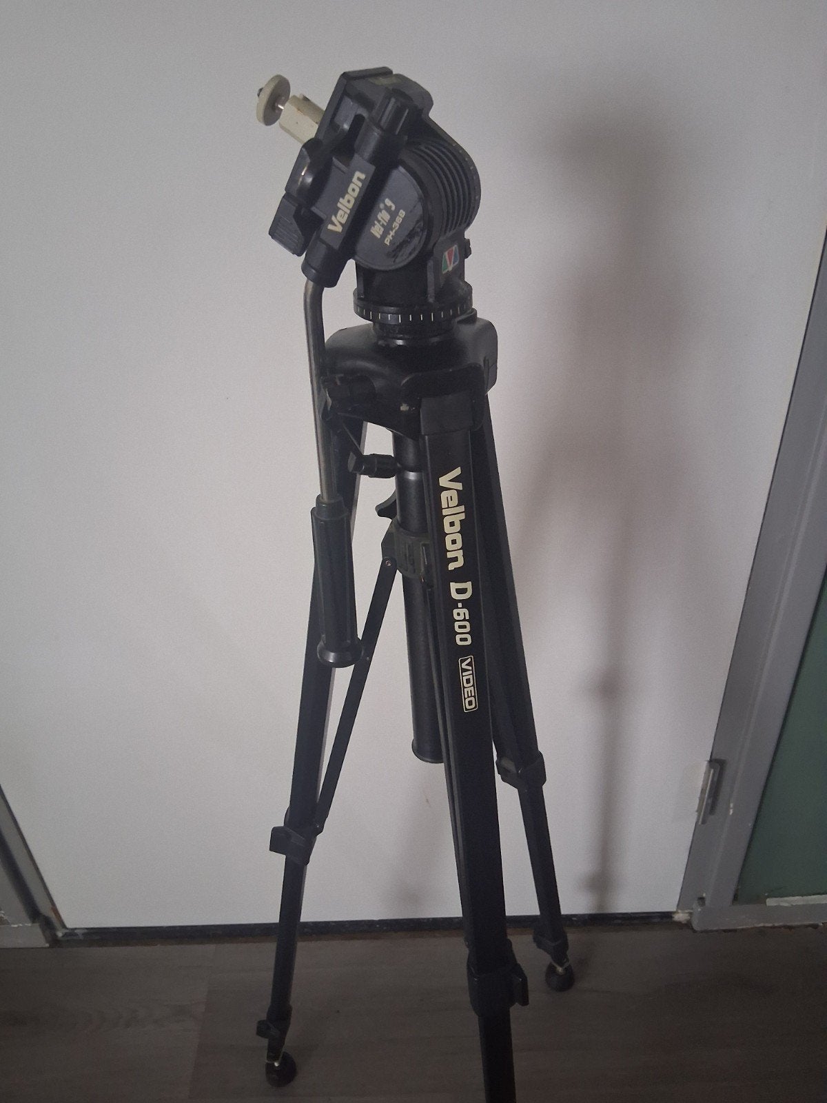 Velbon D-500 VIDEO Statief met Vloeistofkop, Ophalen, Gebruikt, Velbon, Driepoot