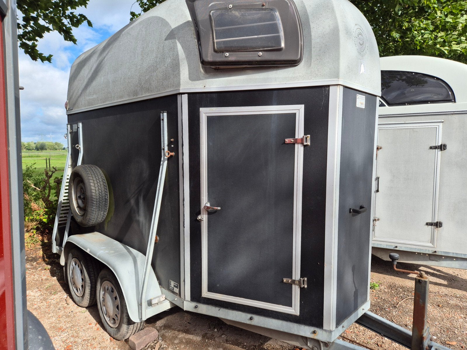 Saris PTS 1.5 Paardstrailer met zadelkamer., Ophalen, Gebruikt