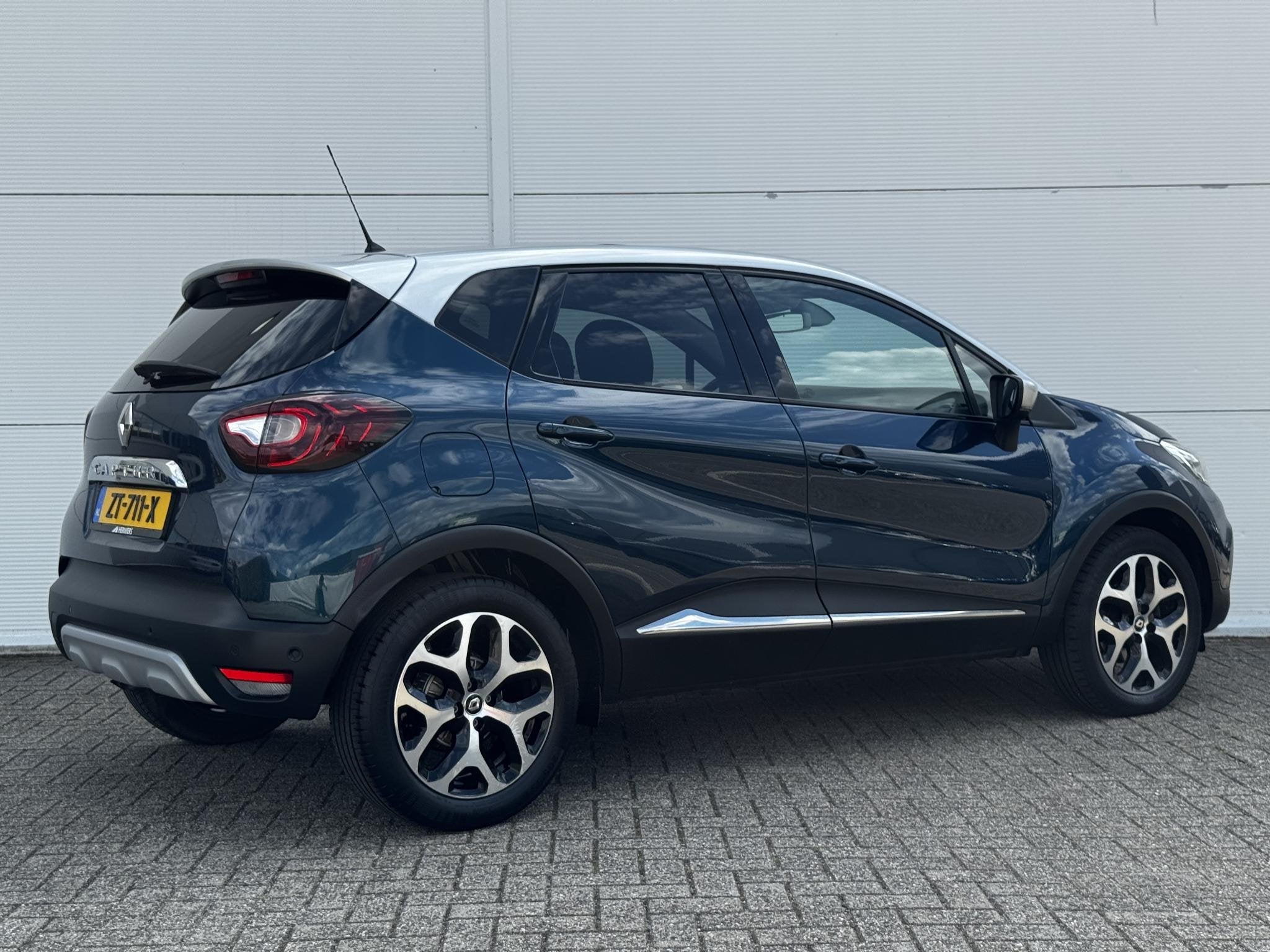 Renault Captur 1.3 TCe Intens /Cruise Control / Navigatie /, Auto's, Stof, Gebruikt, Euro 6, 4 cilinders