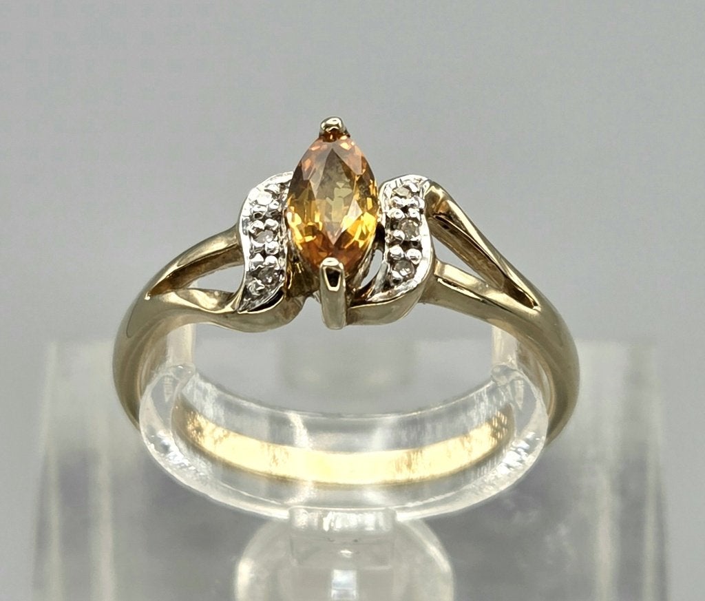 Vintage gouden ring edelsteen saffier en diamant. 2026/725.