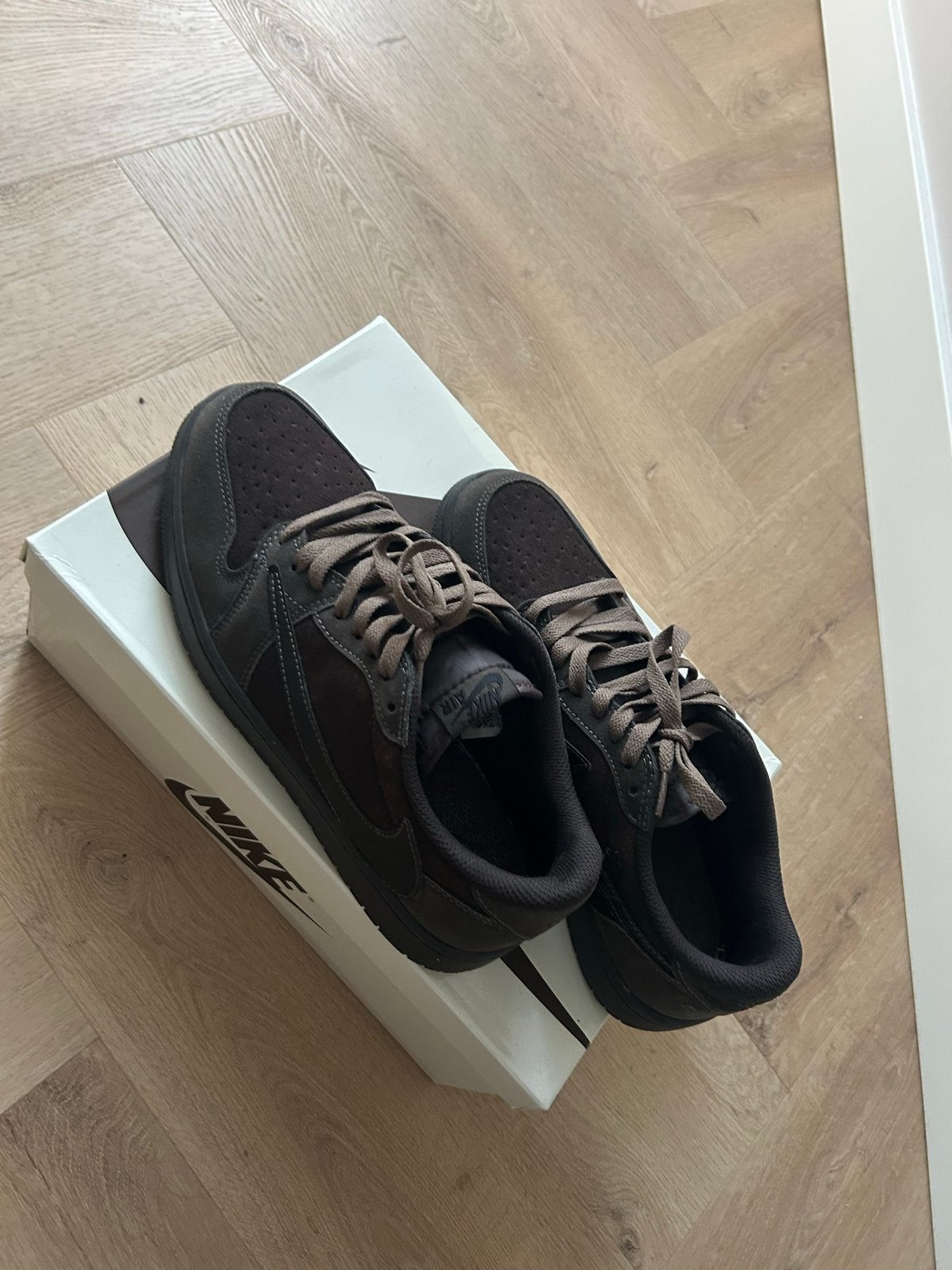 Nike Air Jordan 1 Low Travis Scott Reverse Mocha, Bruin, Ophalen of Verzenden, Sneakers of Gympen, Zo goed als nieuw