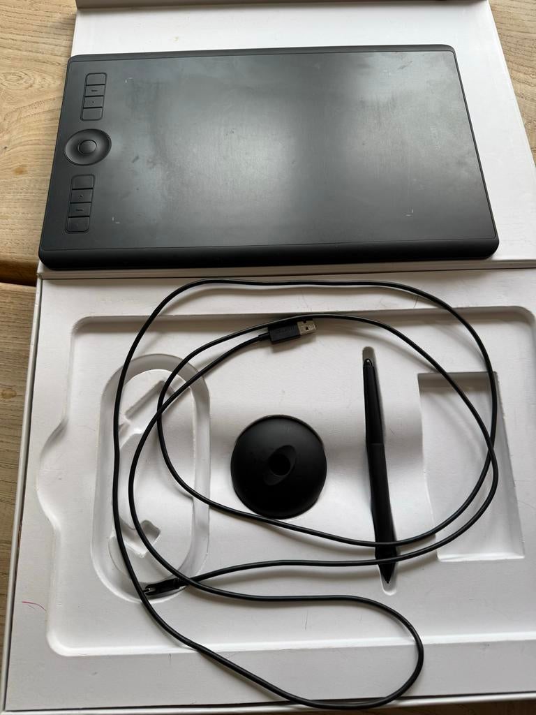 Wacom Intuos Pro Pen Tablet - PTH-660, Computers en Software, Tekentablets, Zo goed als nieuw, Draadloos, Multi-touch, Ophalen of Verzenden