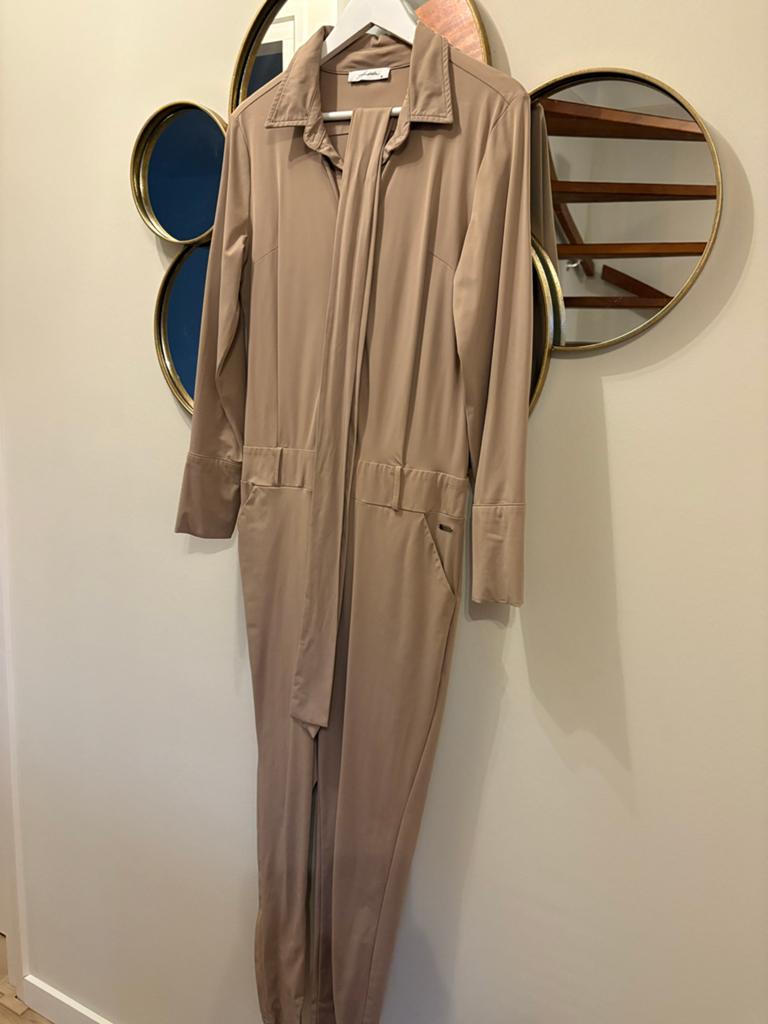 Ambika Jumpsuit Maat M - Zo goed als nieuw, Kleding | Dames, Ophalen of Verzenden, Zo goed als nieuw, Maat 38/40 (M), Beige