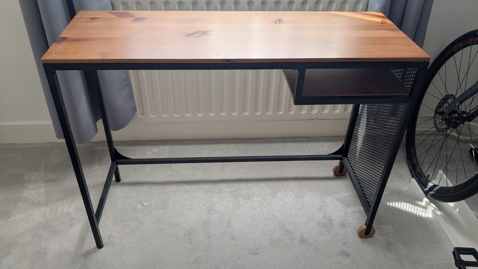 İkea Fjallbo laptoptafel. houten blad en metalen frame, Ophalen, Opbergruimte, Hout, Bruin