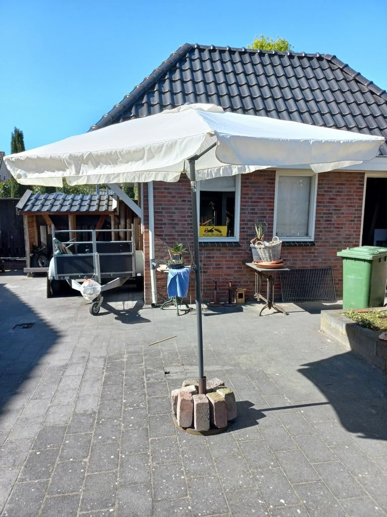 Parasol in nieuwstaat doorsnee 235cm met knik met hoes, Tuin en Terras, Parasols, Ophalen, Kantelbaar, Overige typen, 2 tot 3 meter