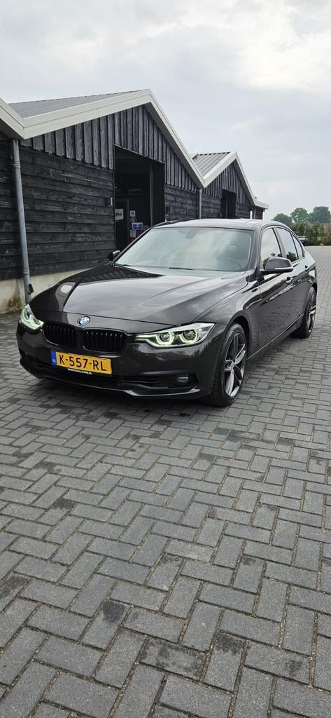 BMW 3-Serie 320i 184pk Aut 2017 Bruin, 1998 cc, Achterwielaandrijving, 1800 kg, Beige