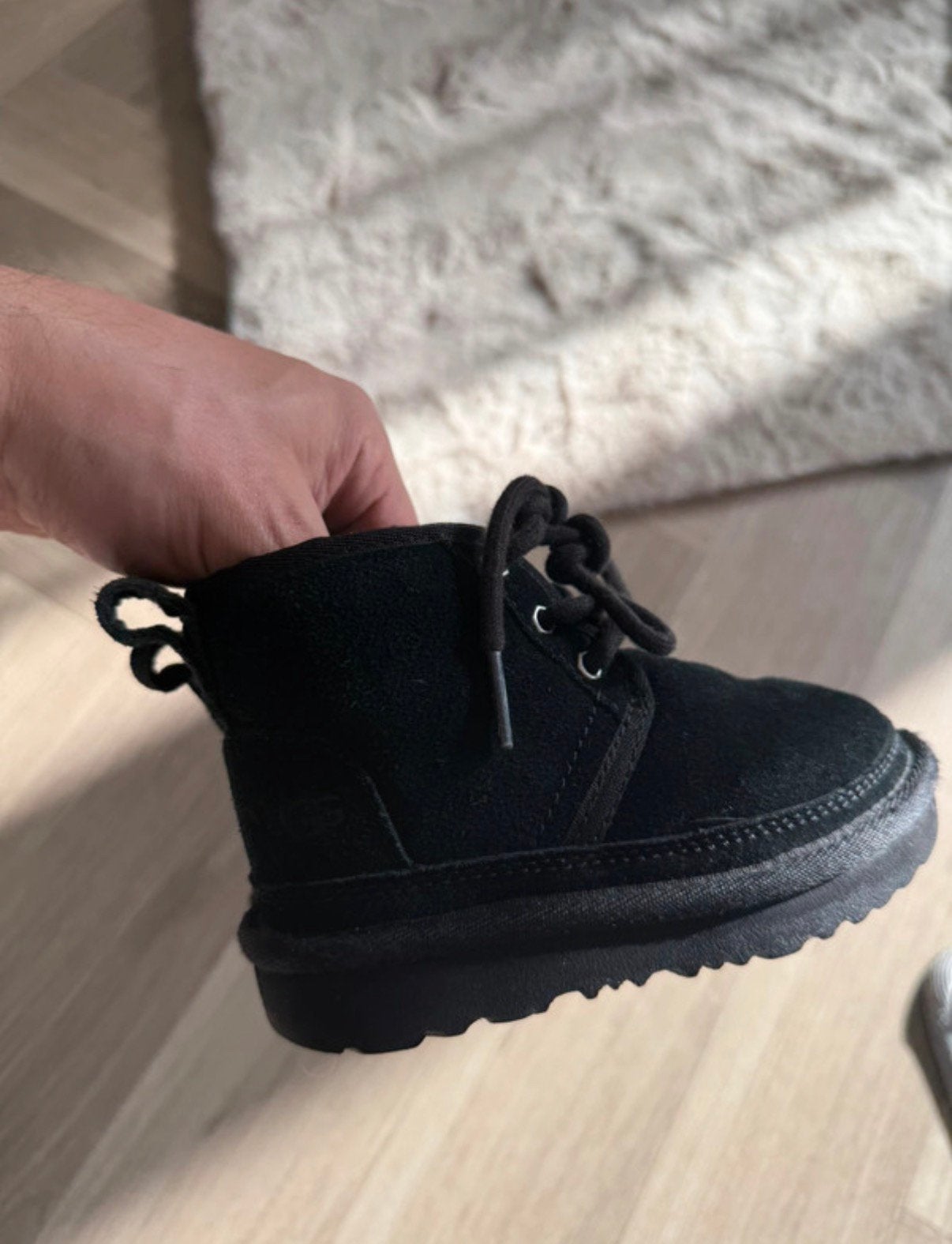 UGG Classic sneakers “black” 23.5, Verzenden, Gebruikt, Jongen of Meisje, Schoenen
