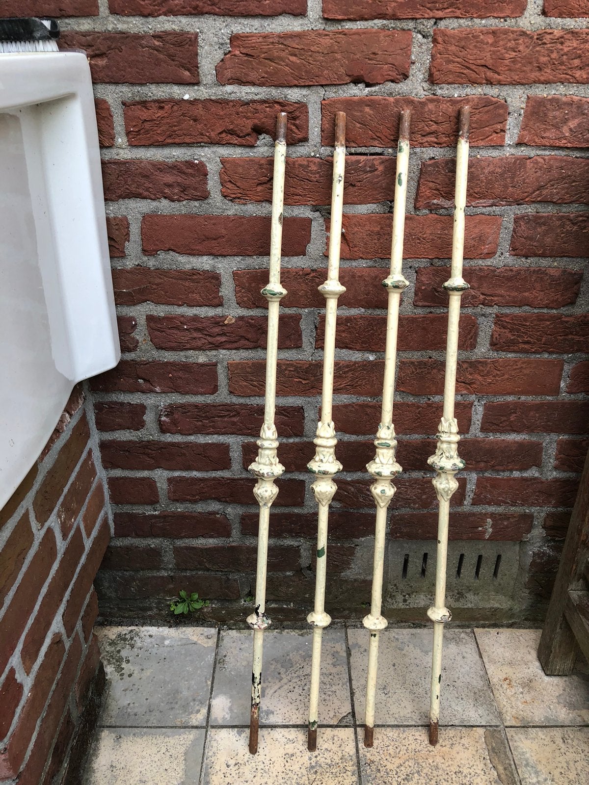 Vier antieke (trap)hek-spijlen, identiek model, Ophalen