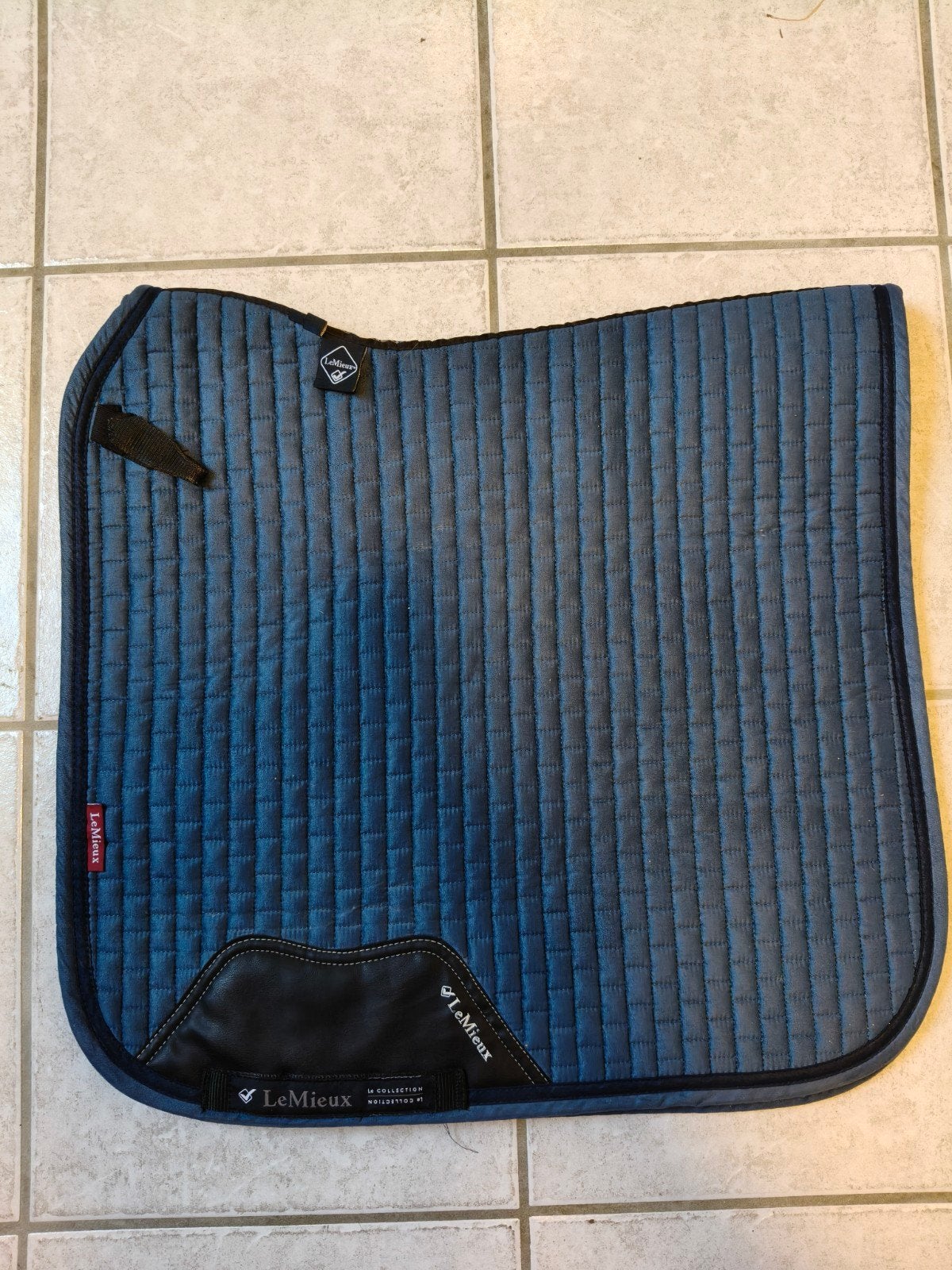 LeMieux Suede Dressuur dekje Atlantic, maat Full, Dieren en Toebehoren, Full (L), Dressuurdekje, Ophalen of Verzenden, Zo goed als nieuw