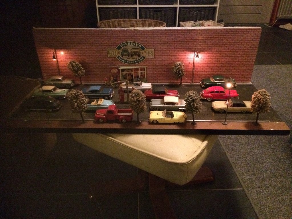 Diorama weg met verlichting.en auto s. Compleet jaren 50=60, Ophalen of Verzenden, Gebruikt, Groter dan 1:35, Diorama