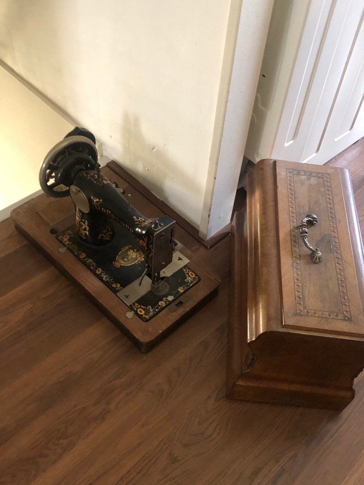 Antieke naaimachine met houten kist, Antiek en Kunst, Ophalen