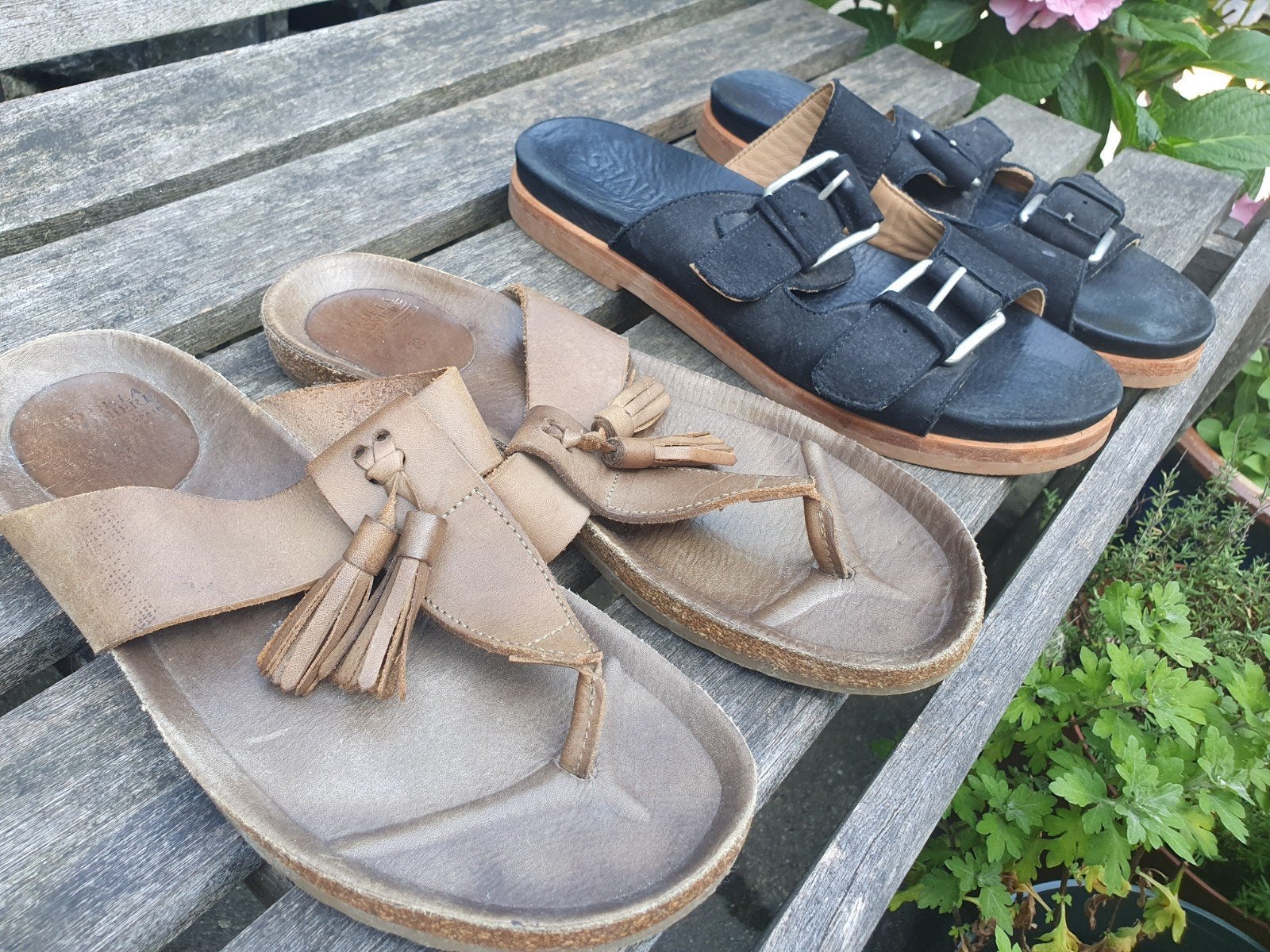 2x leren slippers maat 39, Ophalen, Zo goed als nieuw