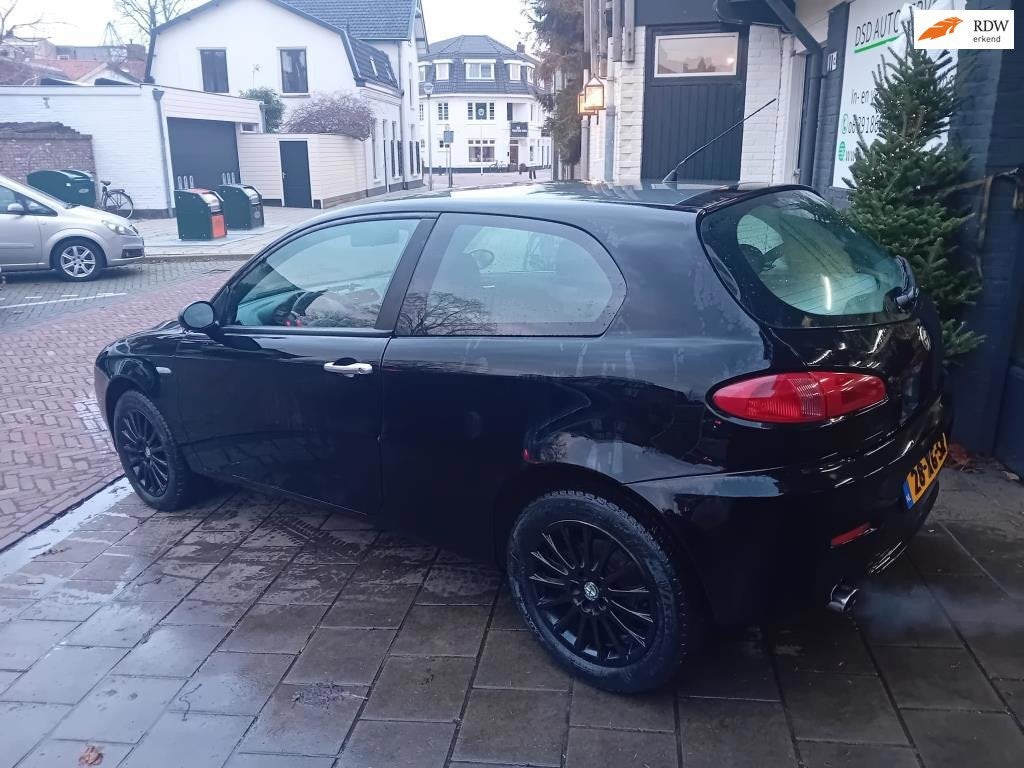 Alfa Romeo 147 1.6 T.Spark Progression nw apk bij aflevering, Auto's, Alfa Romeo, Voorwielaandrijving, Stof, Gebruikt, Zwart