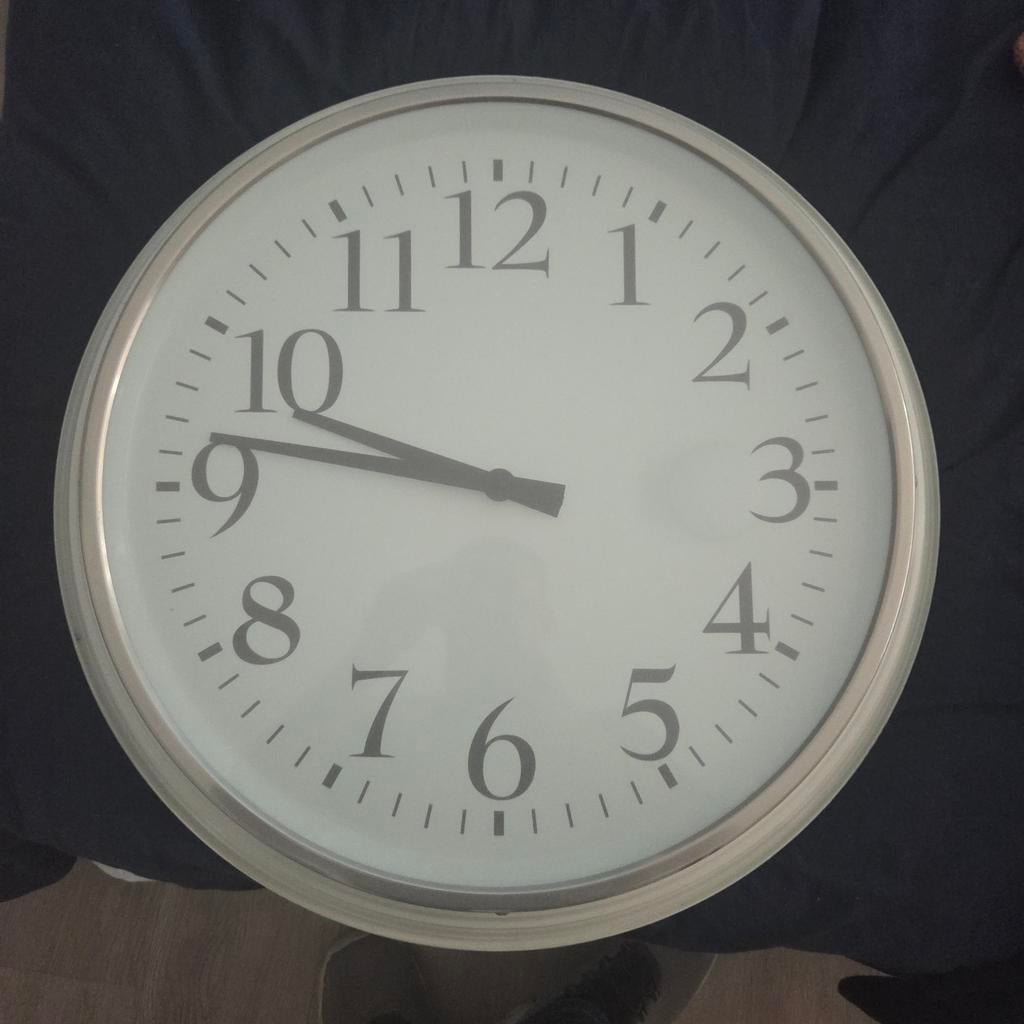 IKEA Bravur Wandklok 59 cm - Grote Witte Klok, Ophalen, Zo goed als nieuw, Analoog, Wandklok
