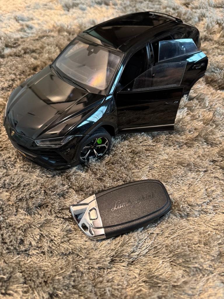 Lamborghini Urus 1/18 AUTOart inclusief Lamborghini Sleutel, Hobby en Vrije tijd, Modelauto's | 1:18, Zo goed als nieuw, Auto