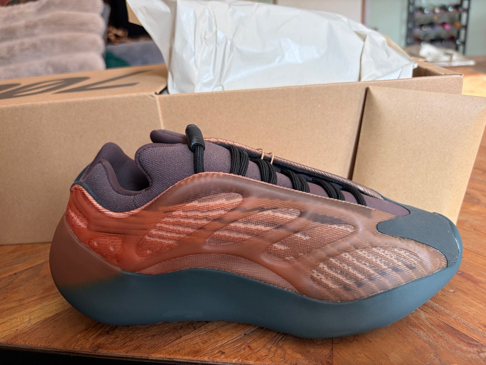 Yeezy 700 V3 Kyanite Sneakers - Maat 42 2/3, Ophalen of Verzenden, Nieuw, Overige kleuren, Sneakers of Gympen