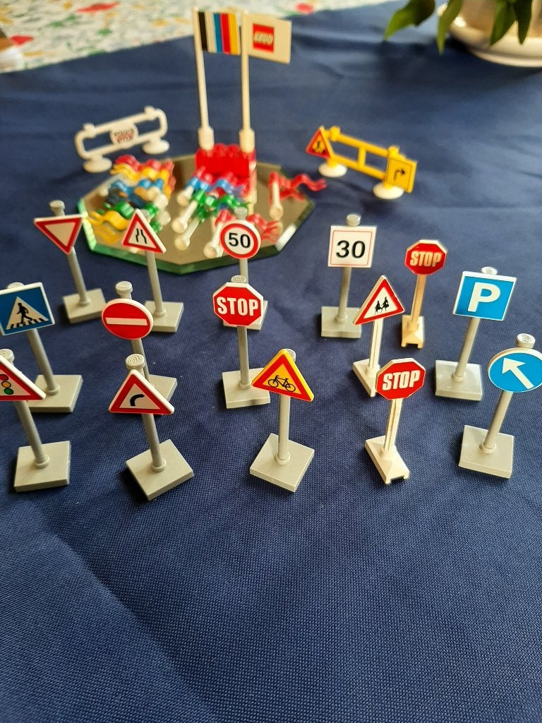 Lego verkeersborden, vlaggen en wegafzettingen met borden.., Kinderen en Baby's, Speelgoed | Duplo en Lego, Ophalen of Verzenden