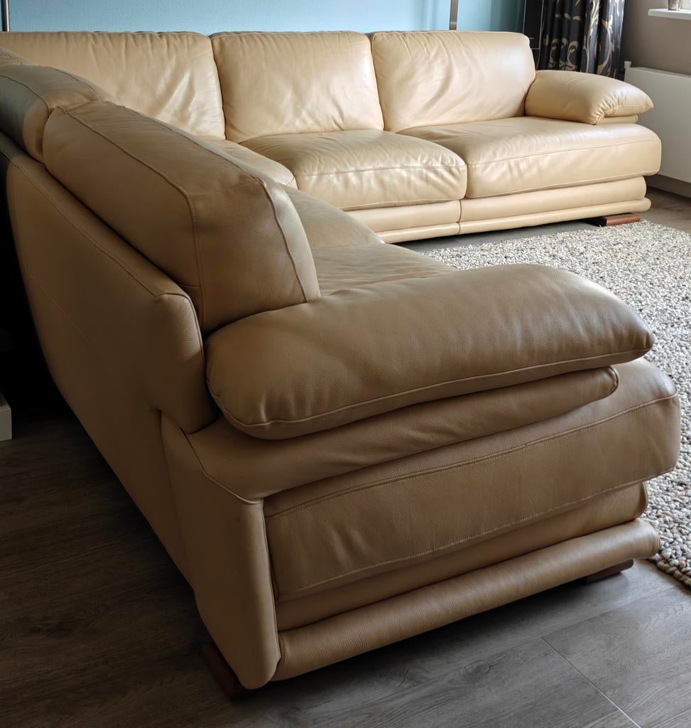 Ruime beige lederen hoekbank - 305x305 cm, Ophalen, Gebruikt, Hoekbank, 300 cm of meer