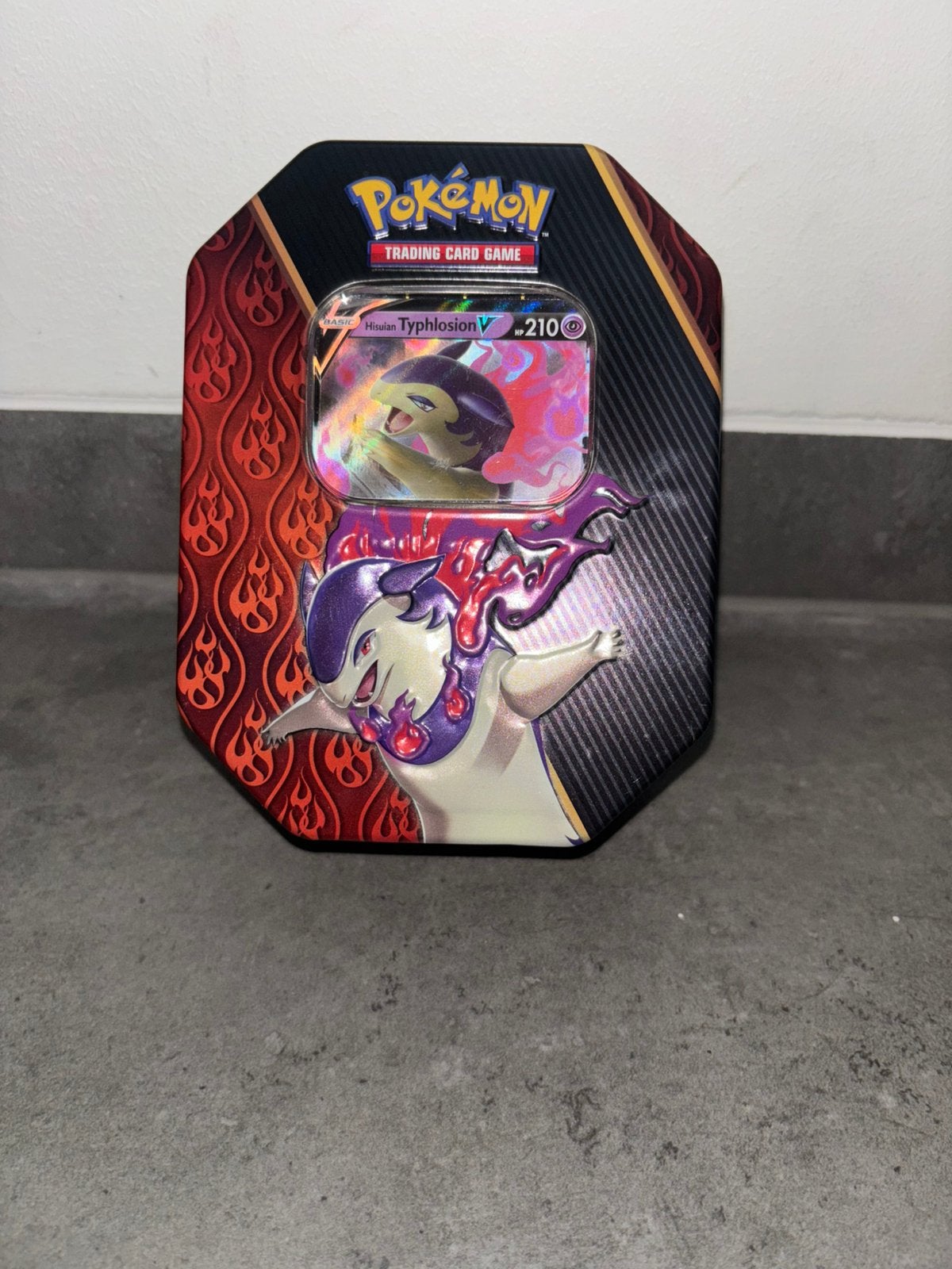 Hisuian Typhlosion V Tin, Hobby en Vrije tijd, Verzamelkaartspellen | Pokémon, Ophalen of Verzenden, Zo goed als nieuw