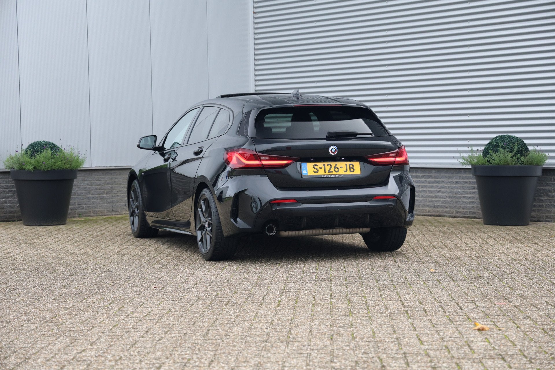 BMW 1-serie 118i M-Sport Aut. NAP|Pano|Stoelvw|Cam|Trekhaak|, Auto's, BMW, Dealer onderhouden, 136 pk, Gebruikt, Zwart
