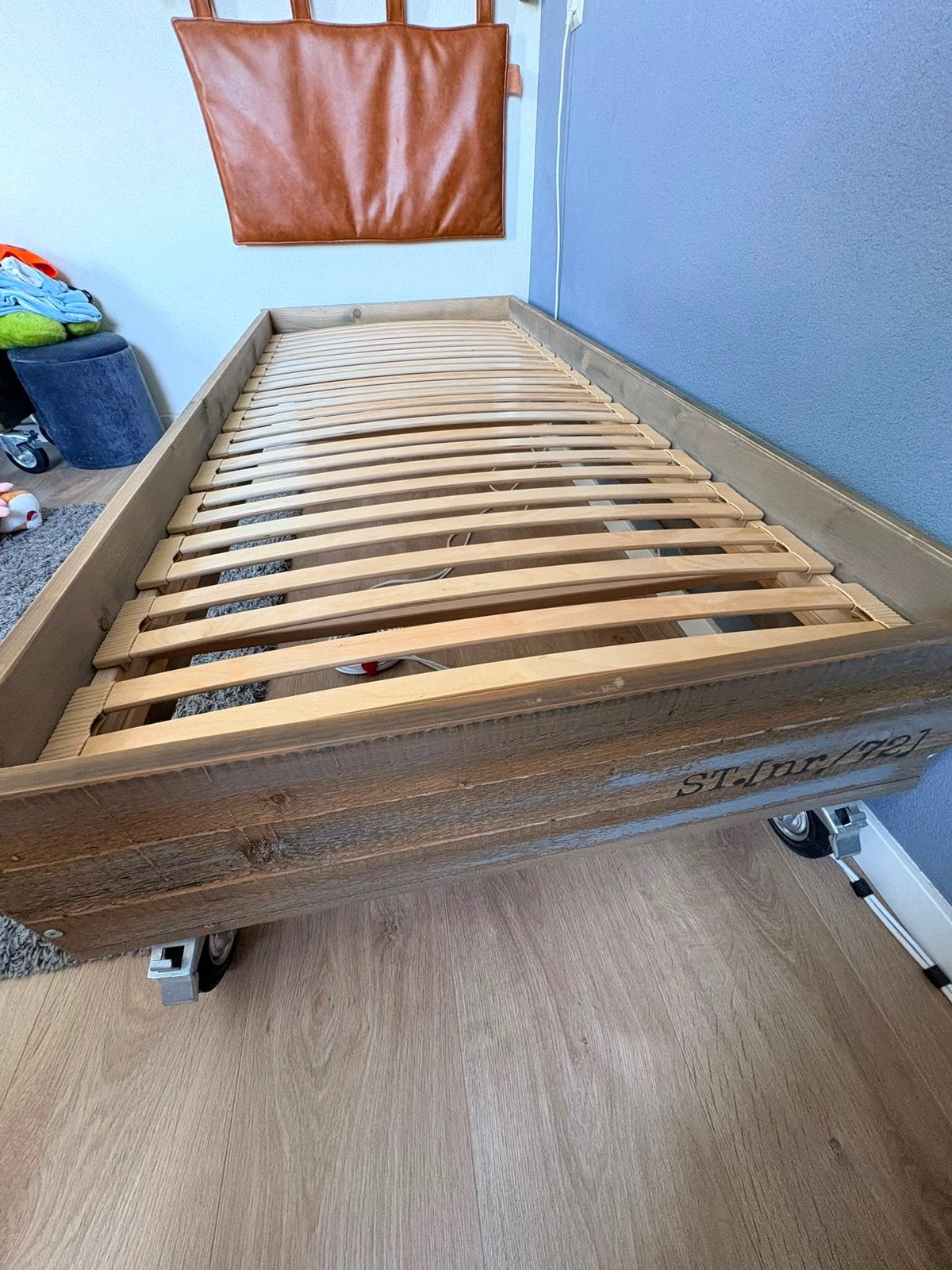 Stapelgoed bed, Ophalen, 90 cm, Tweepersoons, Zo goed als nieuw