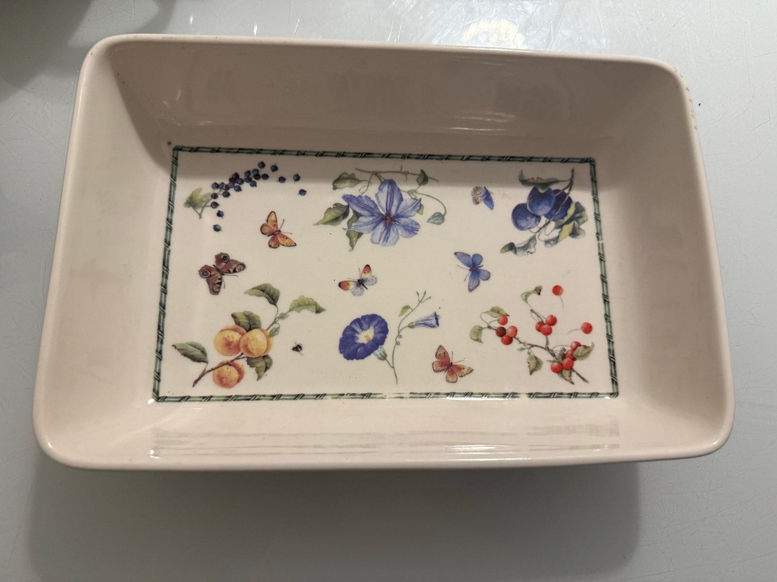 Janneke Brinkman schaal met bloemen en vlinders, Handbeschilderd, Porselein of Keramiek, Schaal, Ophalen of Verzenden