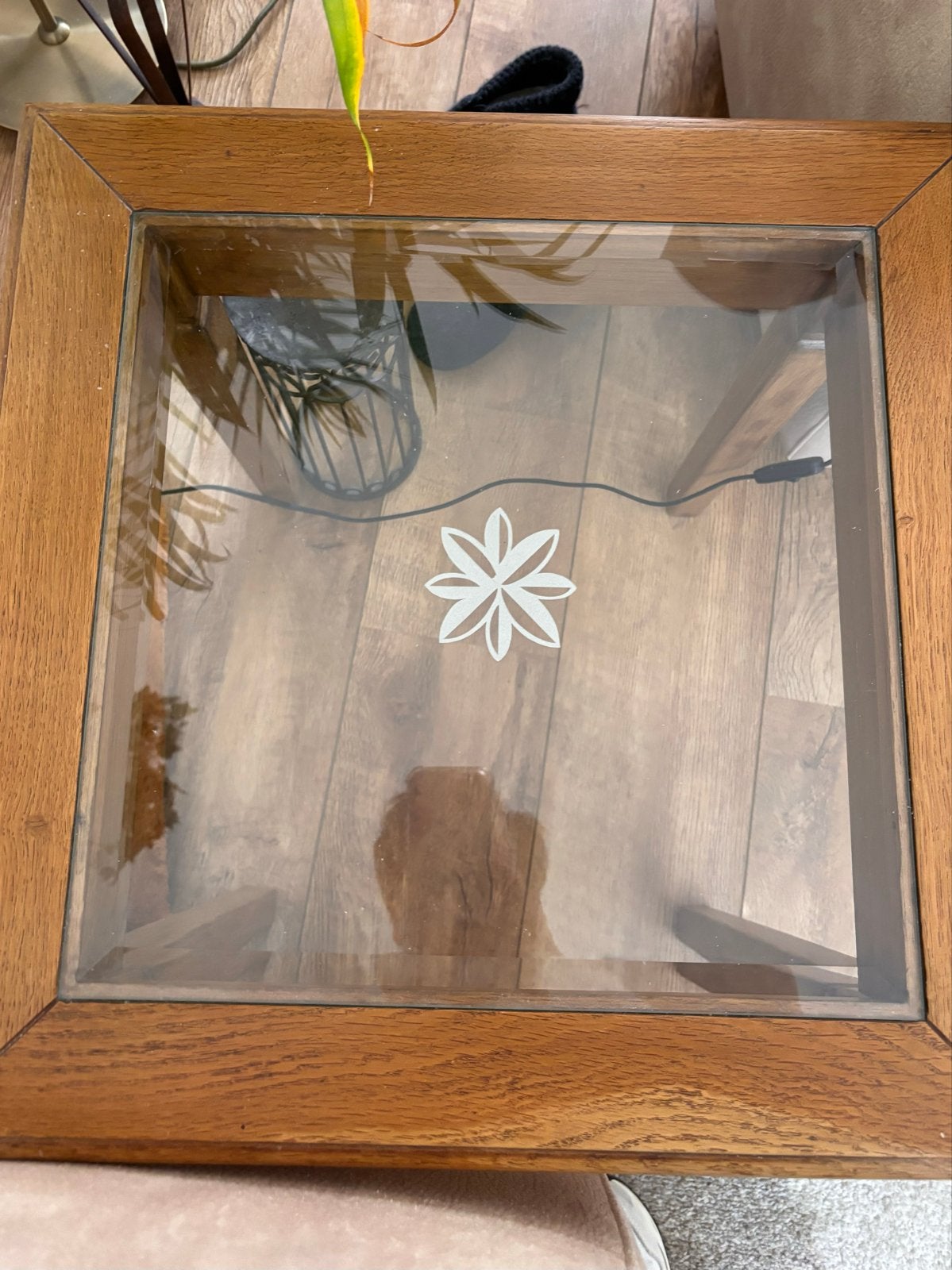 Eiken bijzet tafeltje met geslepen bloem, Minder dan 55 cm, Vierkant, Zo goed als nieuw, Hout