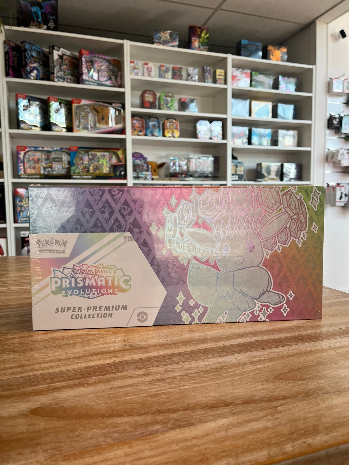 Pokémon Prismatic Evolutions Super Premium Collection Box, Ophalen of Verzenden, Nieuw, Overige typen, Foil